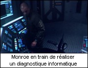 Monroe en train de réaliser un diagnostique informatique