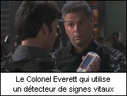Le colonel Everett qui utilise un détecteur de signes vitaux
