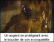 Un asgard se protégeant avec le bouclier de son exosquelette