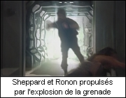 Sheppard et Ronon propulsés par l'explosion de la grenade