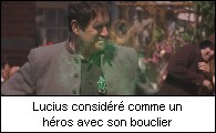 Lucius considéré comme un héros avec son bouclier