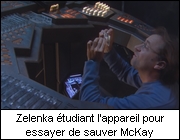 Zelenka étudiant l'appareil pour essayer de sauver McKay