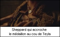 Sheppard qui accroche le médaillon au cou de Teyla