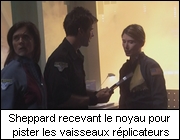 Sheppard recevant le noyau pour pister les vaisseaux réplicateurs