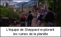 L'équipe de Sheppard explorant les ruines de M7G-677