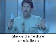 Sheppard armé d'une arme lantienne