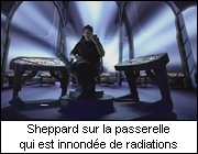 Sheppard sur la passerelle qui est innondée de radiations